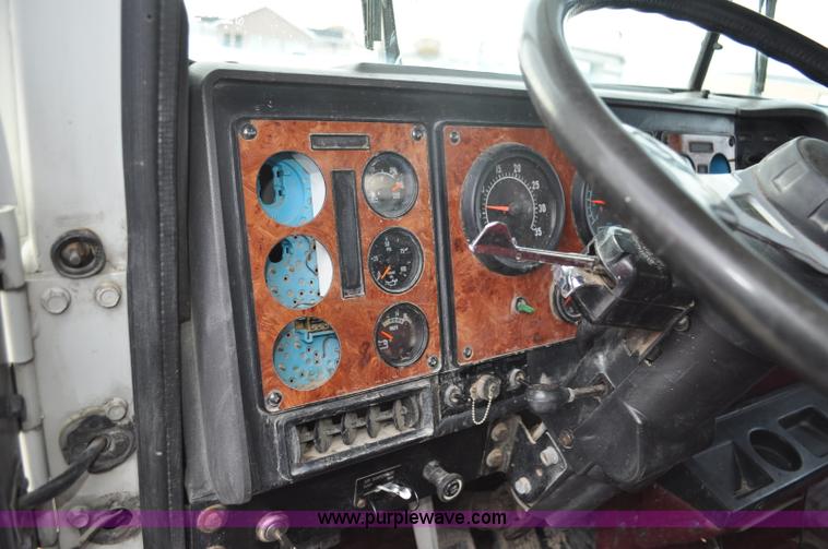 image for item G7153 1994 International 9200 flatbed truck