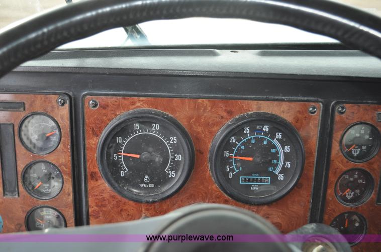 image for item G7153 1994 International 9200 flatbed truck