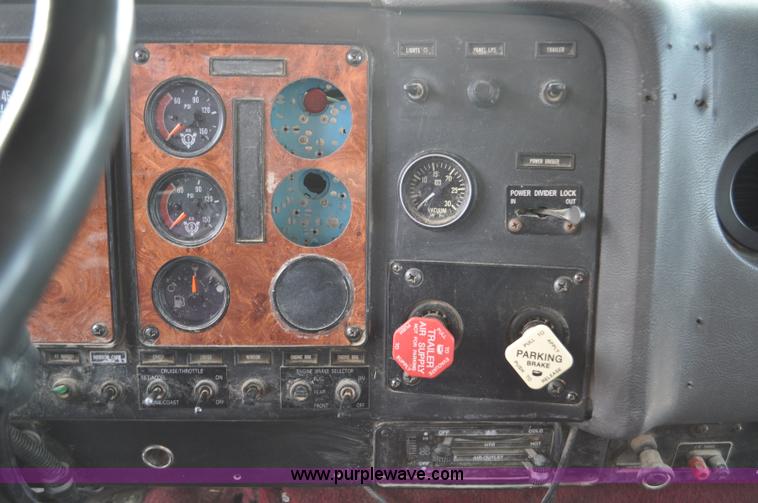 image for item G7153 1994 International 9200 flatbed truck