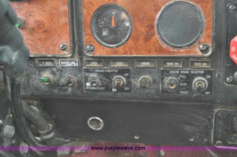 image for item G7153 1994 International 9200 flatbed truck