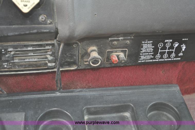 image for item G7153 1994 International 9200 flatbed truck