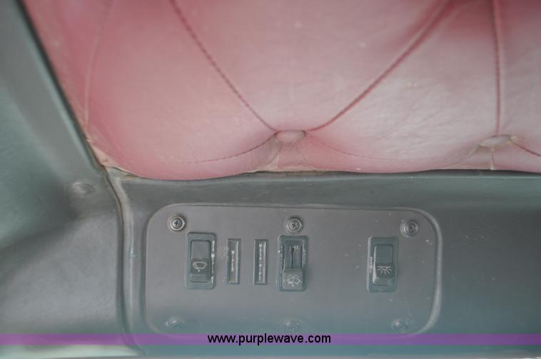 image for item G7153 1994 International 9200 flatbed truck