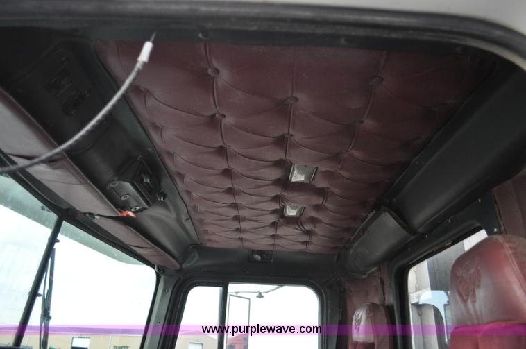 image for item G7153 1994 International 9200 flatbed truck