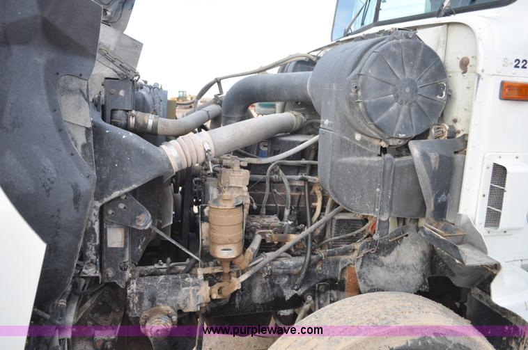 image for item G7153 1994 International 9200 flatbed truck