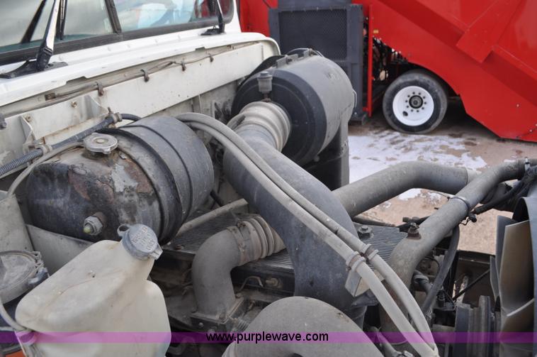 image for item G7153 1994 International 9200 flatbed truck