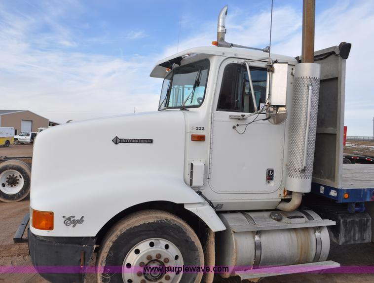 image for item G7153 1994 International 9200 flatbed truck