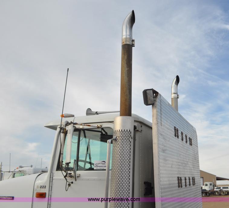 image for item G7153 1994 International 9200 flatbed truck