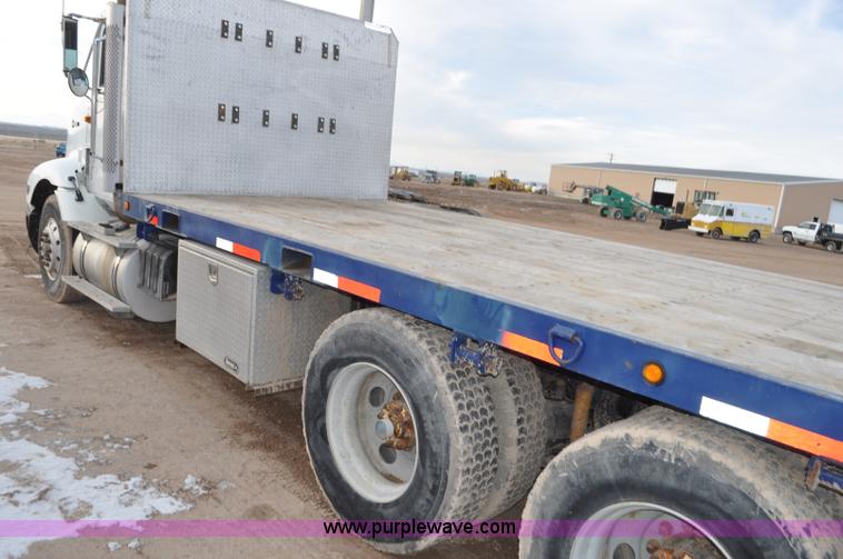 image for item G7153 1994 International 9200 flatbed truck