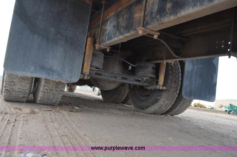 image for item G7153 1994 International 9200 flatbed truck