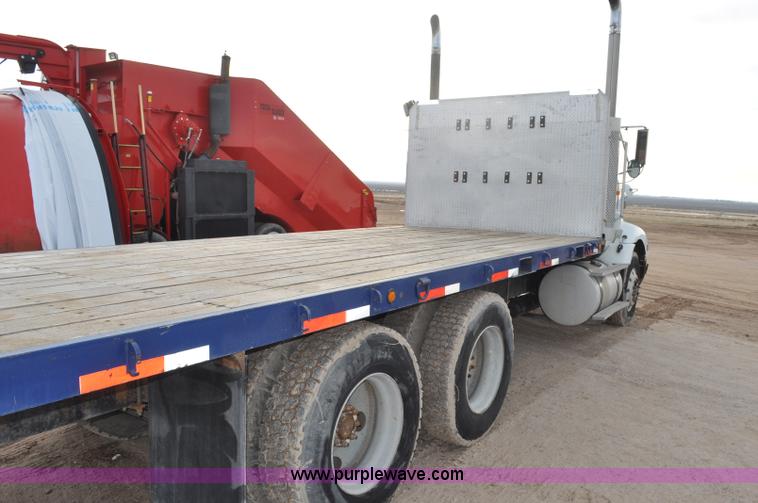image for item G7153 1994 International 9200 flatbed truck