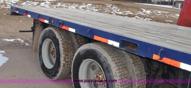 image for item G7153 1994 International 9200 flatbed truck