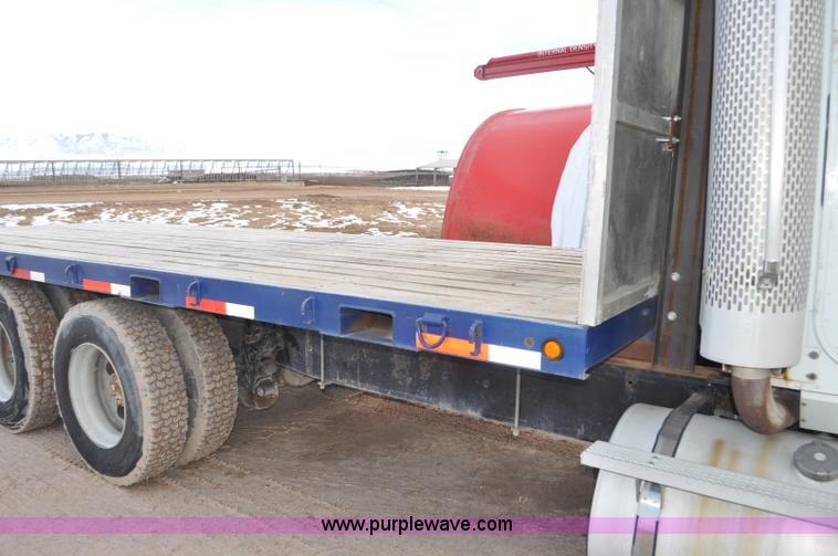 image for item G7153 1994 International 9200 flatbed truck