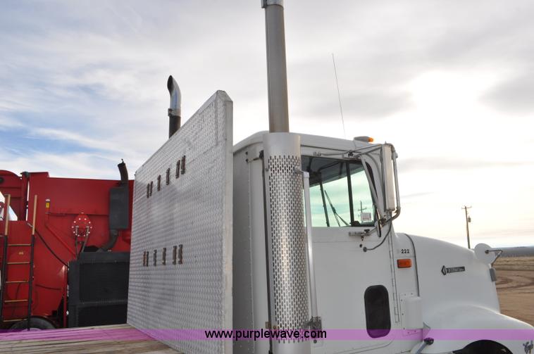 image for item G7153 1994 International 9200 flatbed truck