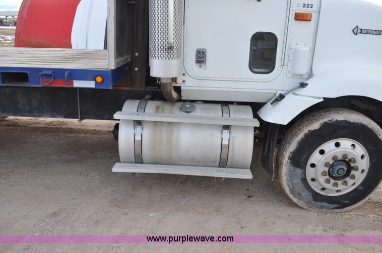 image for item G7153 1994 International 9200 flatbed truck