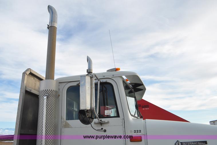 image for item G7153 1994 International 9200 flatbed truck