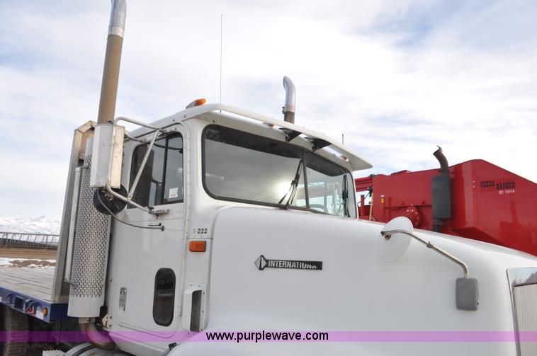 image for item G7153 1994 International 9200 flatbed truck