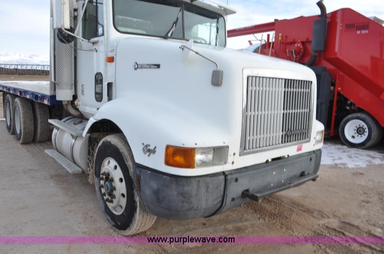 image for item G7153 1994 International 9200 flatbed truck