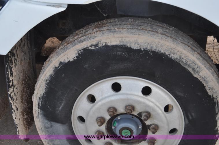 image for item G7153 1994 International 9200 flatbed truck