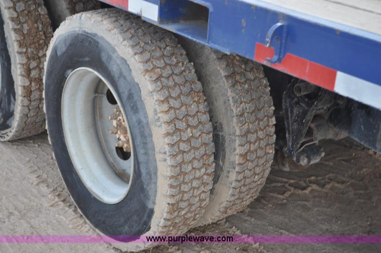 image for item G7153 1994 International 9200 flatbed truck