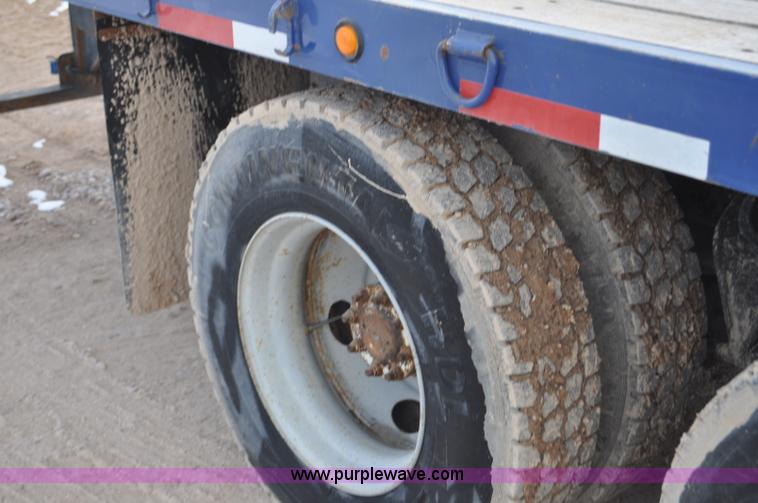 image for item G7153 1994 International 9200 flatbed truck