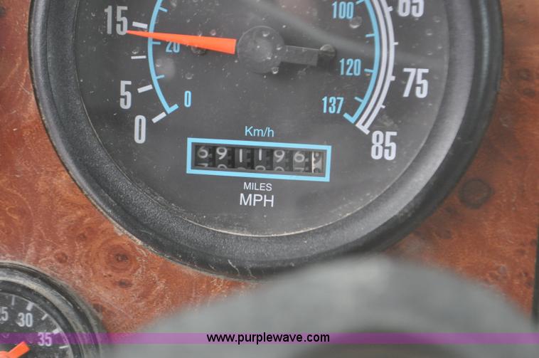 image for item G7153 1994 International 9200 flatbed truck