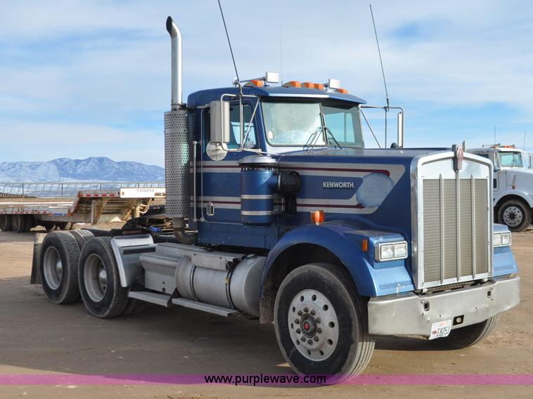 image for item G7157 1990 Kenworth W900 semi truck