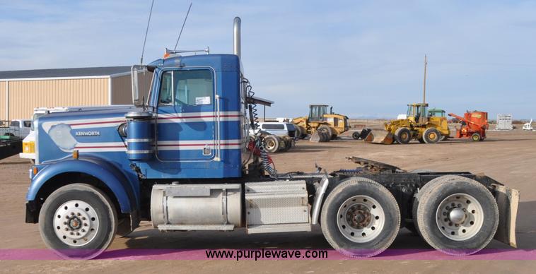 image for item G7157 1990 Kenworth W900 semi truck