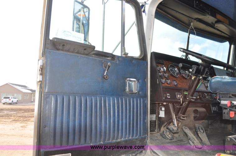 image for item G7157 1990 Kenworth W900 semi truck