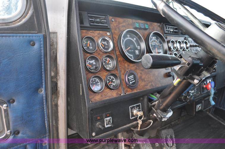 image for item G7157 1990 Kenworth W900 semi truck