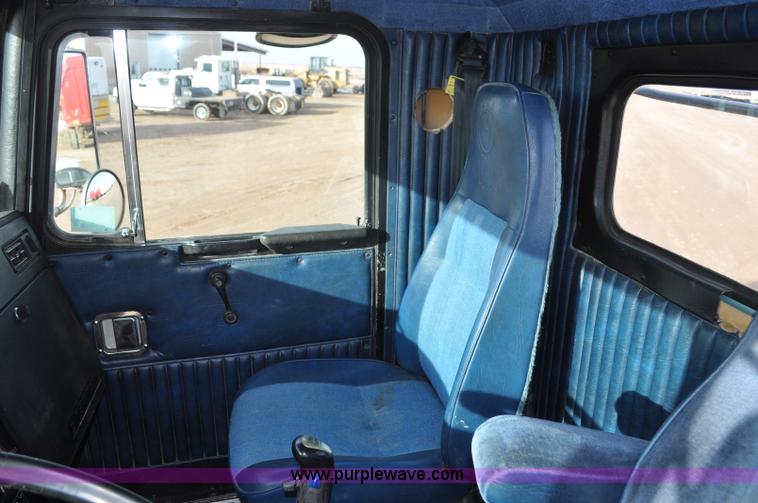 image for item G7157 1990 Kenworth W900 semi truck