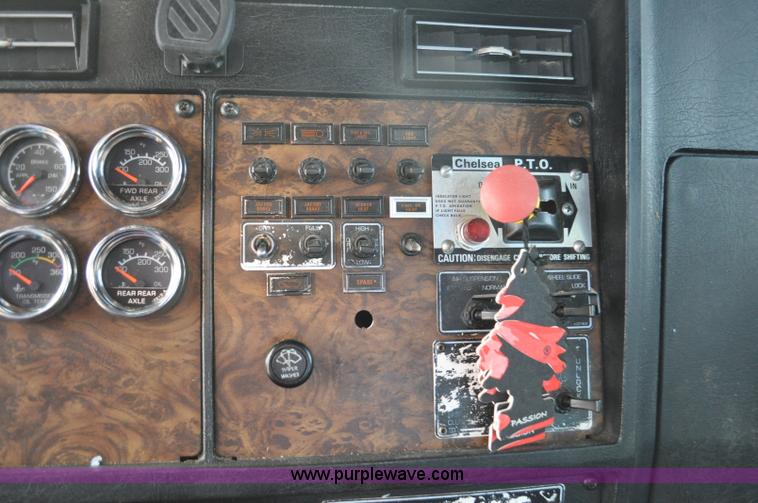 image for item G7157 1990 Kenworth W900 semi truck