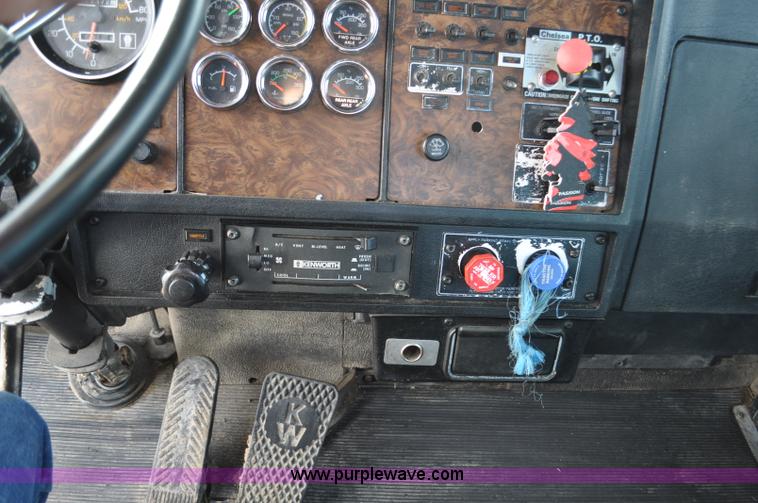 image for item G7157 1990 Kenworth W900 semi truck