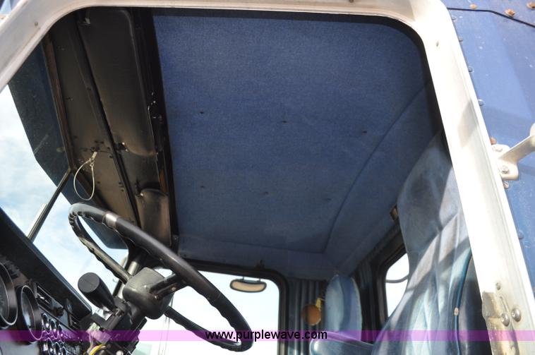 image for item G7157 1990 Kenworth W900 semi truck