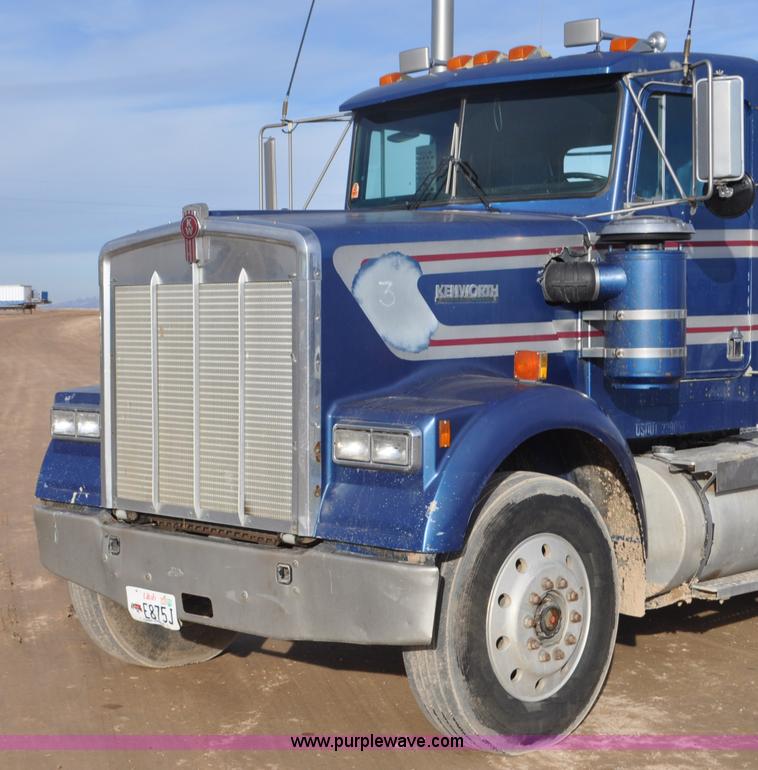 image for item G7157 1990 Kenworth W900 semi truck