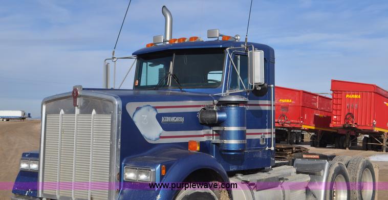 image for item G7157 1990 Kenworth W900 semi truck