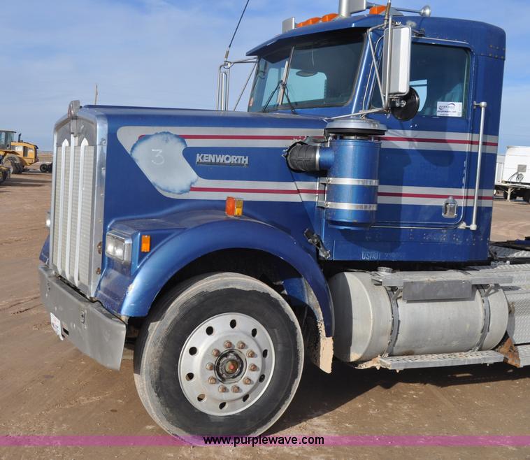 image for item G7157 1990 Kenworth W900 semi truck