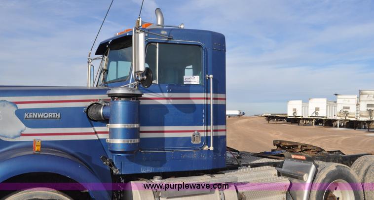image for item G7157 1990 Kenworth W900 semi truck