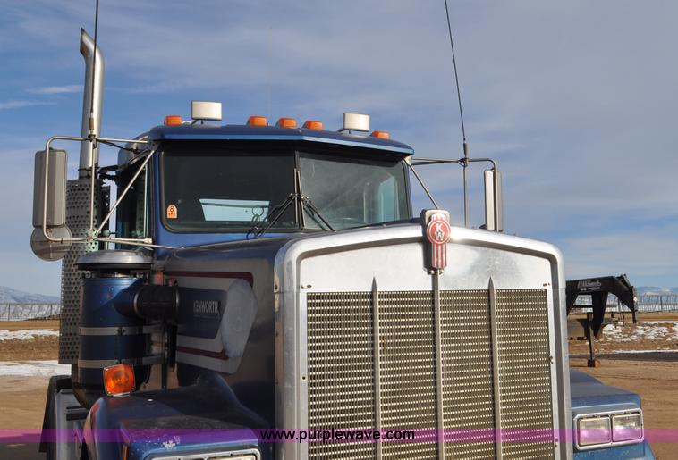 image for item G7157 1990 Kenworth W900 semi truck