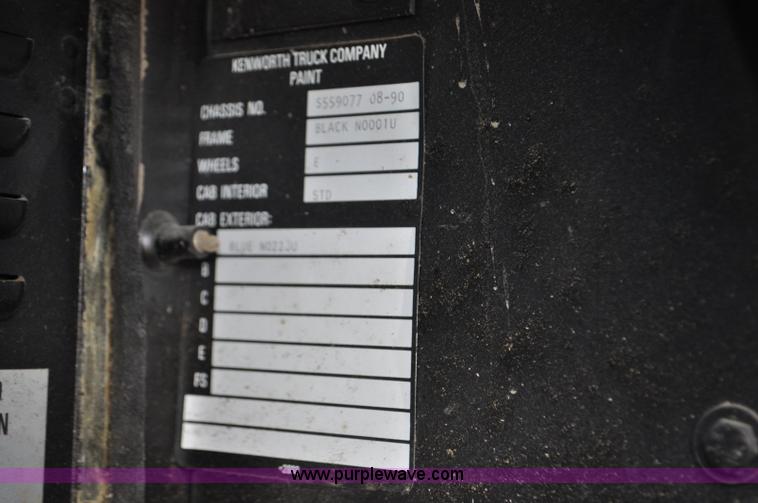 image for item G7157 1990 Kenworth W900 semi truck