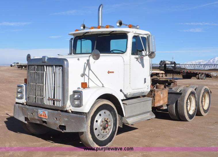 image for item G7174 1990 International F9370 semi truck
