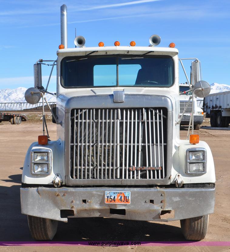 image for item G7174 1990 International F9370 semi truck