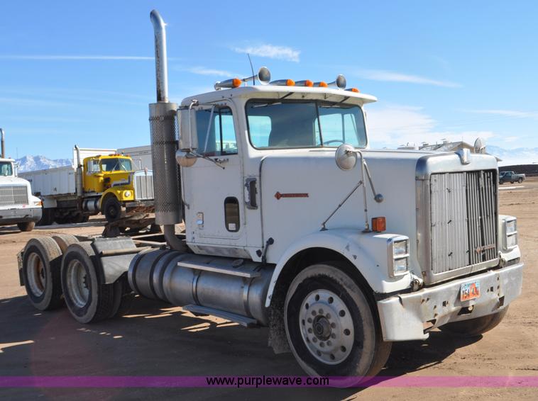 image for item G7174 1990 International F9370 semi truck