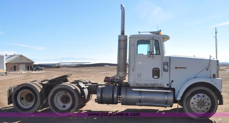 image for item G7174 1990 International F9370 semi truck