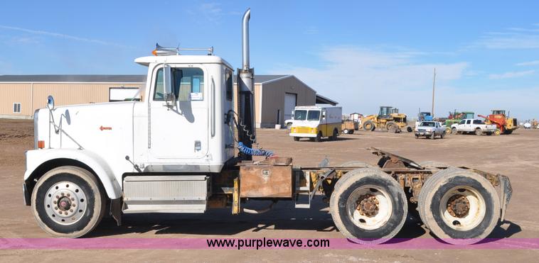 image for item G7174 1990 International F9370 semi truck