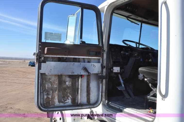 image for item G7174 1990 International F9370 semi truck