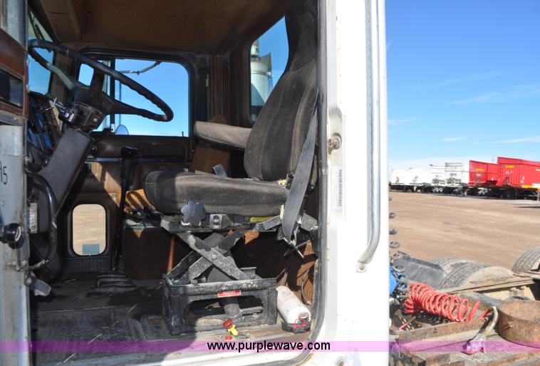 image for item G7174 1990 International F9370 semi truck