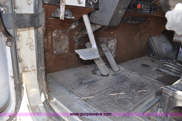 image for item G7174 1990 International F9370 semi truck