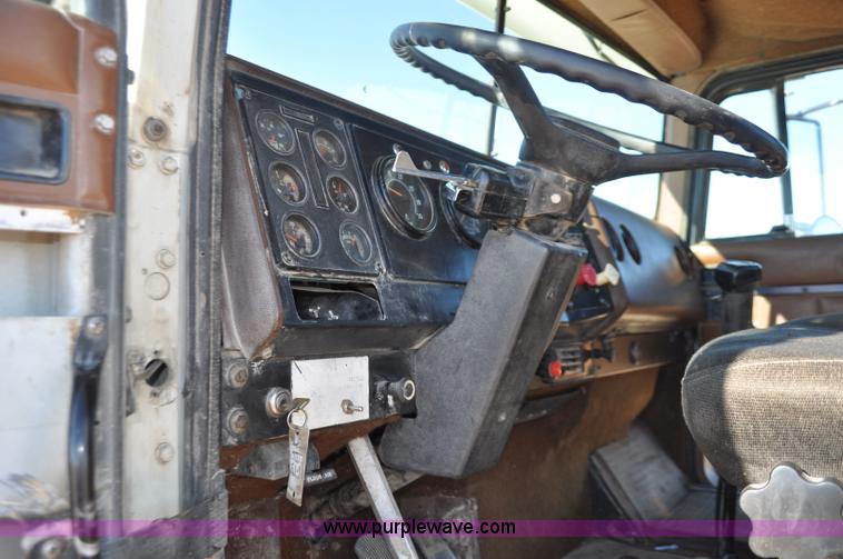 image for item G7174 1990 International F9370 semi truck