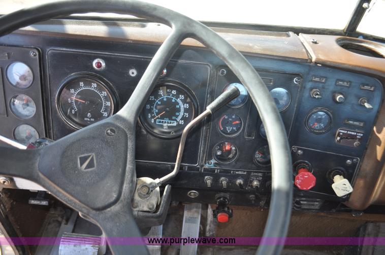 image for item G7174 1990 International F9370 semi truck