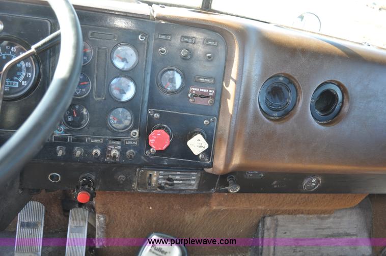 image for item G7174 1990 International F9370 semi truck